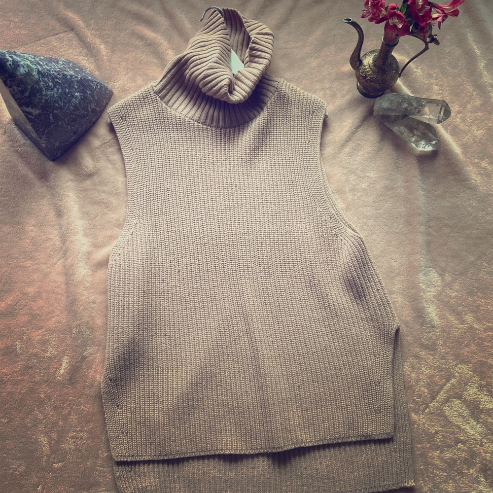 UNIQLO SLEEVELESS TURTLENECK